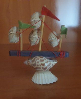 Barco decorativo de conchas marinas