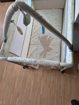 Cuna de viaje con estampado de conejos