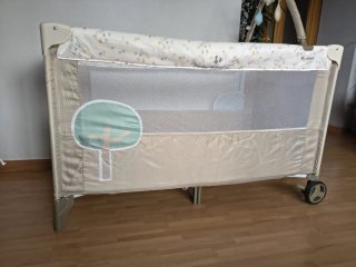 Cuna de viaje con estampado de conejos