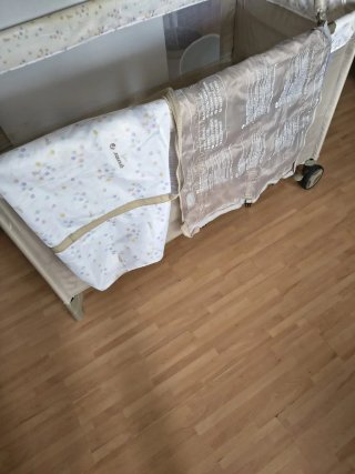 Cuna de viaje con estampado de conejos