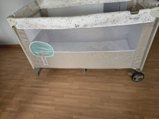 Cuna de viaje con estampado de conejos