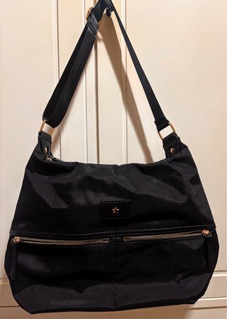 Bolso negro con estrella dorada