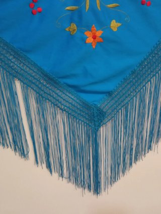 Mantón de Manila azul bordado