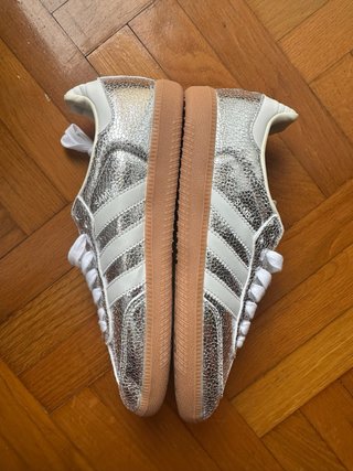 Zapatillas plateadas brillantes