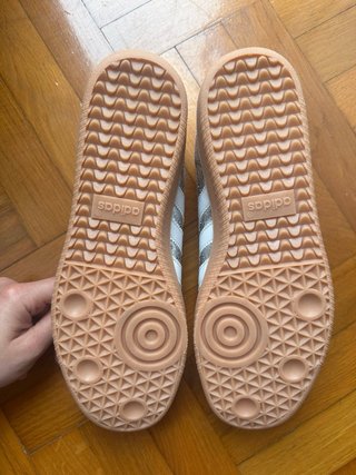 Zapatillas plateadas brillantes