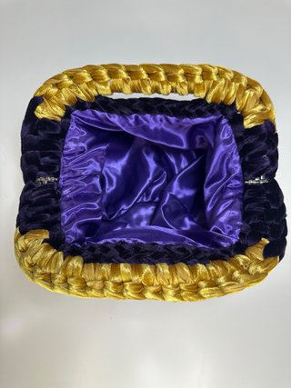 Clutch in velluto viola e manico oro  foderata