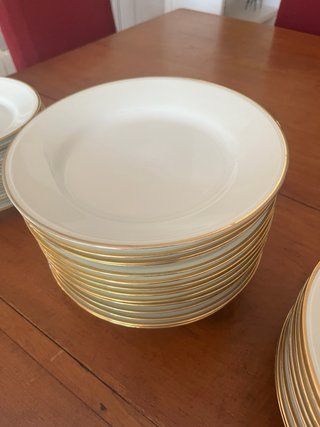 Vajilla porcelana blanca con ribete dorado.