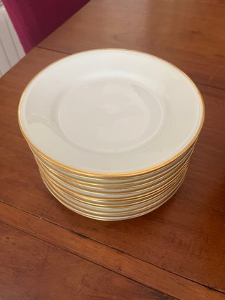 Vajilla porcelana blanca con ribete dorado.