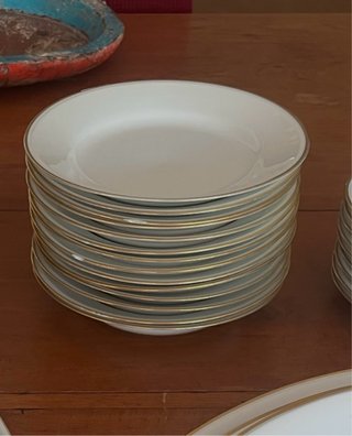 Vajilla porcelana blanca con ribete dorado.