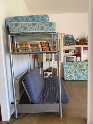 Litera metálica con sofá cama azul