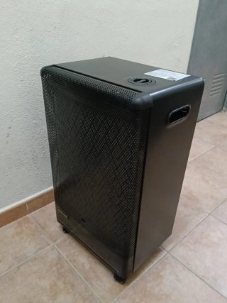 Estufa de gas negra con ruedas