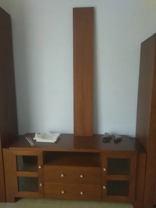 Mueble de salón de madera con vitrinas