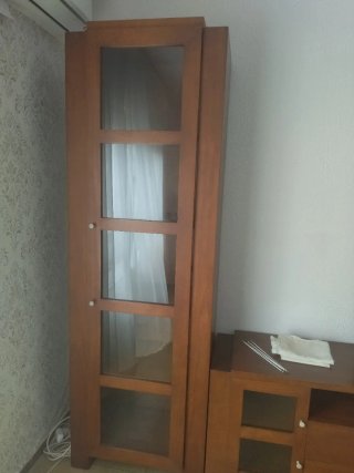Mueble de salón de madera con vitrinas