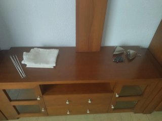 Mueble de salón de madera con vitrinas