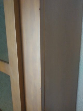 Mueble de salón de madera con vitrinas