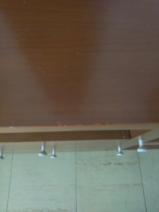 Mueble de salón de madera con vitrinas