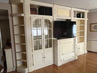 Librería modular lacada beige y blanca