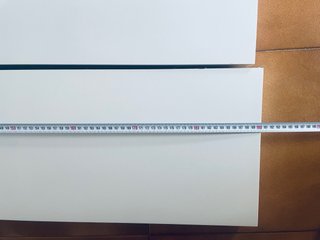 Estantería de pared lacada en blanco.