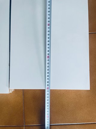 Estantería de pared lacada en blanco.