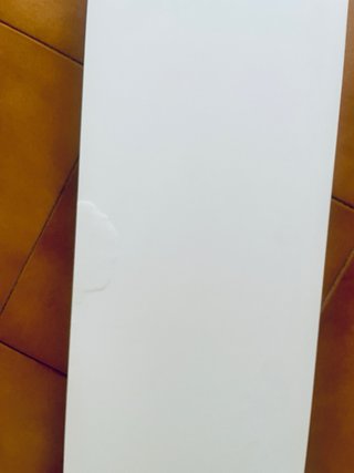 Estantería de pared lacada en blanco.