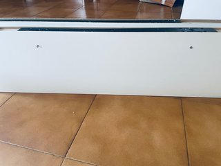 Estantería de pared lacada en blanco.