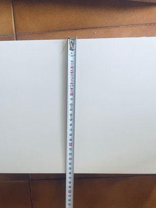 Estantería de pared lacada en blanco.