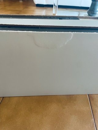 Estantería de pared lacada en blanco.