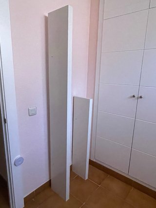 Estantería de pared lacada en blanco.