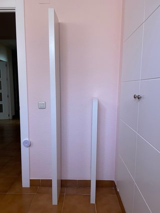 Estantería de pared lacada en blanco.
