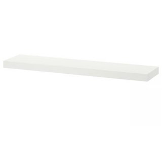 Estantería de pared lacada en blanco.