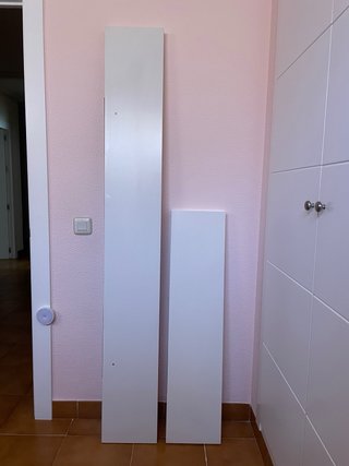Estantería de pared lacada en blanco.
