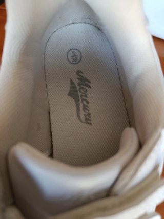 Zapatillas blancas con velcro