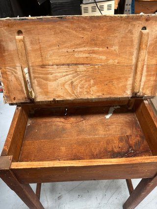 Antiguo pupitre de madera