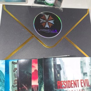 Lote Retrovirales Umbrella Corp. + Postales RE
