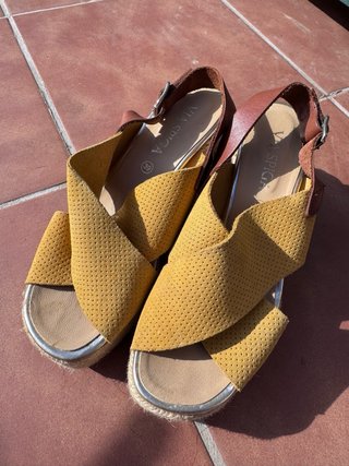 Sandalias tacón mostaza y marrón