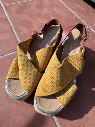 Sandalias tacón mostaza y marrón