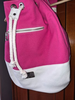 Mochila de tela y piel fucsia y blanco
