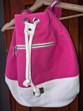 Mochila de tela y piel fucsia y blanco