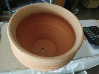 Maceta de terracota con rayas