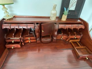 Escritorio artesanal de época madera maciza.