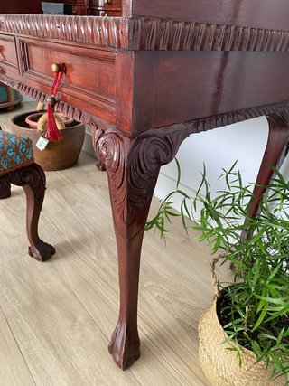 Escritorio artesanal de época madera maciza.