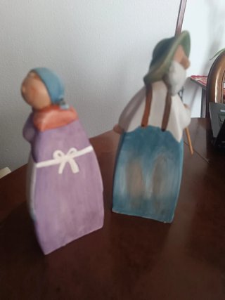 Figuras de porcelana de pareja de labradores.