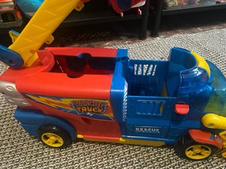 Camión Superthings con figuras