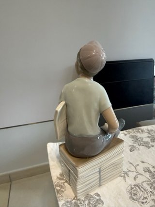 Escultura Lladró Niño con Periódico