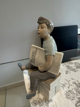 Escultura Lladró Niño con Periódico