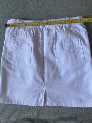 Falda blanca con rayas