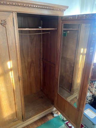 Armario antiguo de madera
