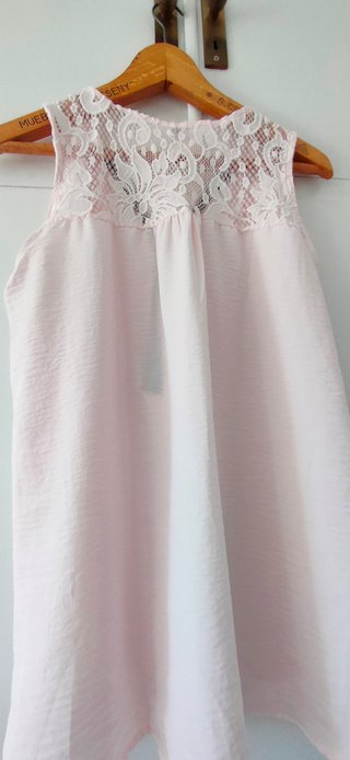 Blusa rosa con cremallera y encaje