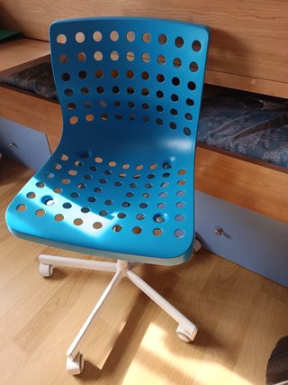 Sedia da studio blu con ruote