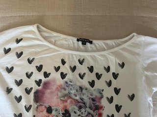 Camiseta Denny Rose Estampado Corazones y Mujer